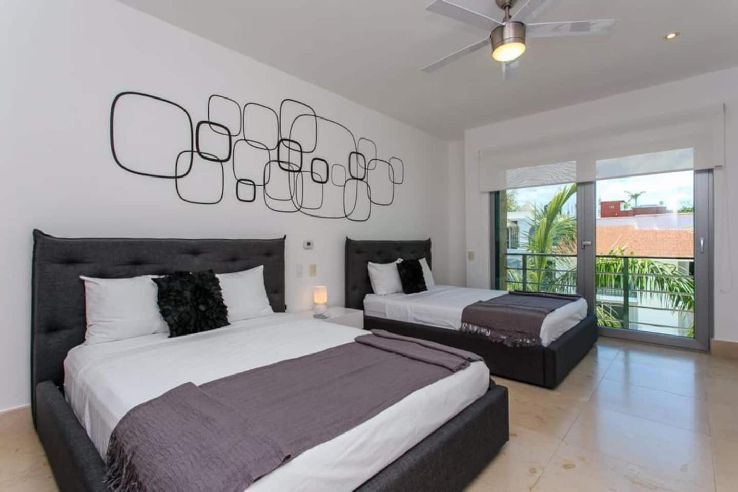 Luxurious & Central Condo In Playa Steps From The Beach Playa del Carmen Szoba fotó
